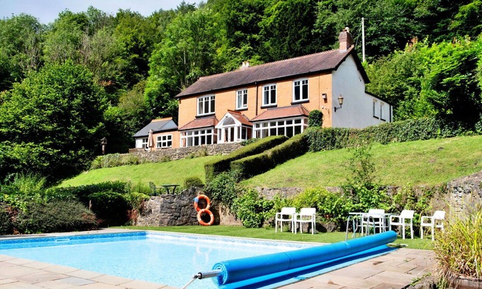 Redbrook Haus | Wunderbares Ferienhaus mit privatem Pool, W-LAN, Terrasse, Haustiere erlaubt und Parkplatz