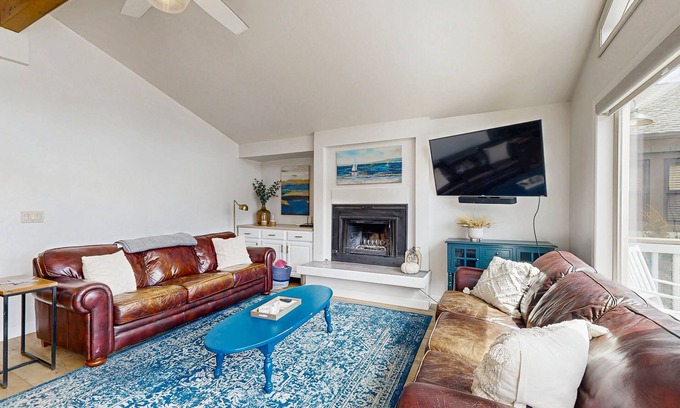 Tahoe Keys Haus | Beautiful water view home with access to bikes & kayaks - in a great location