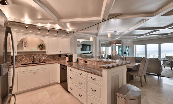 Zelia Sams Eigentumswohnung | Beautifully decorated completely remodeled with custom woodwork throught... top floor