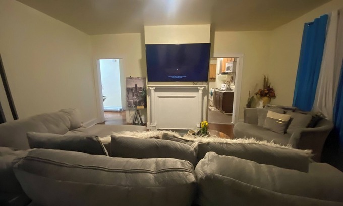 Pikesville Wohnung | Beautifully furnished entire first floor home
