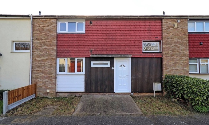 Crays Hill Haus | Beautifully Modern Retreat in Basildon With Garden
