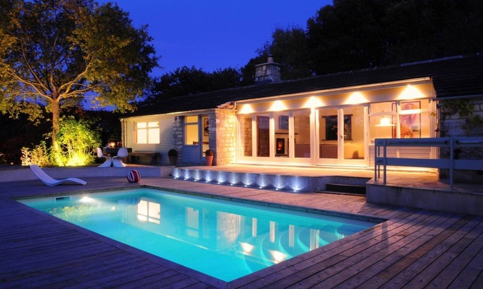 Stroud Hütte | Beautifully presented dog friendly holiday home in the Cotswolds with a hot tub and swimming pool -