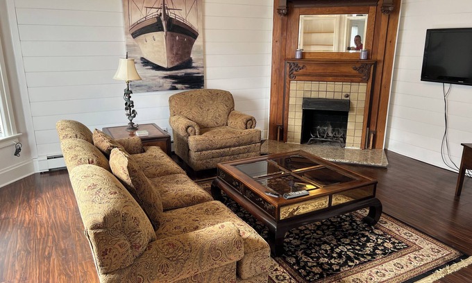 Lake Geneva Wohnung | Beautifully remodeled apartment located a short 2 blocks from Geneva Lake!