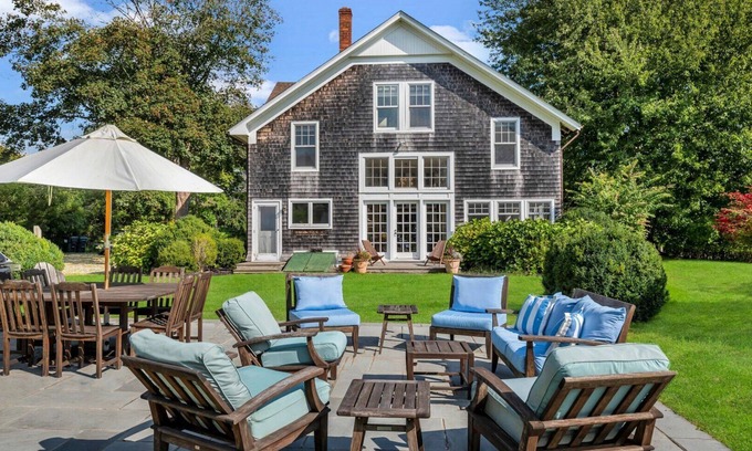 Bridgehampton Haus | Exquisit renovierte Scheune in Bridgehampton mit deckenhohen Fenstern, 1 Meile in die Stadt