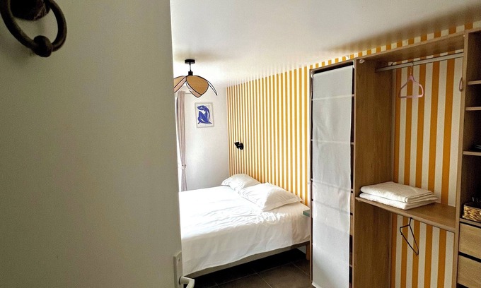 Chelles Haus | Bedroom with bathroom and garden in Maison Meulière