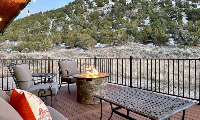 Parowan Kabine | Beehive Basecamp: Explore | Ski | Play | Memories