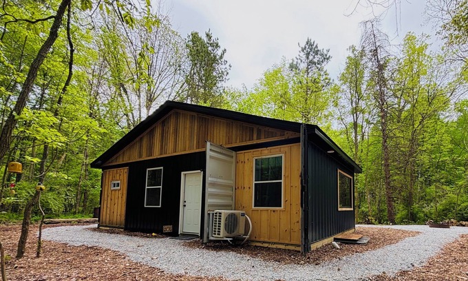 Lapeer Kabine | Beehive shipping container cabin surrounded by nature and a pond