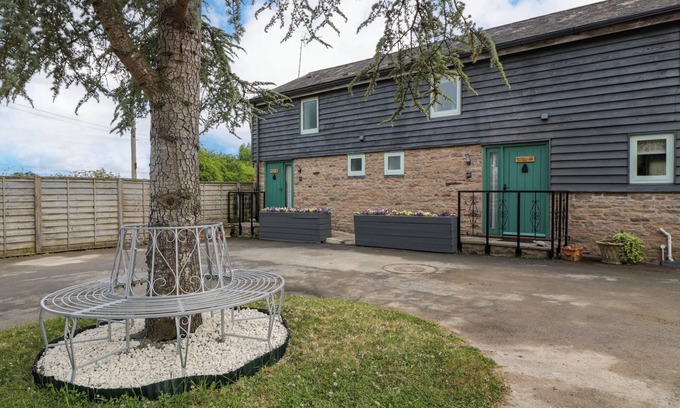 Pembridge Hütte | BEEKEEPER'S COTTAGE, pet friendly, with hot tub in Pembridge