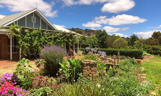 Bonnie Doon Haus | Belkampar Retreat - Authentic Farm Style Home - Perfect For Families and Large Groups!