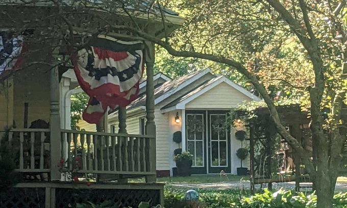 Dickel Haus | Bell Buckle Guest House; Daffodil Belle