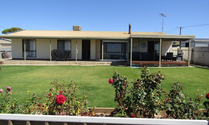 Para Wurlie Haus | Bella's Bayview - Esplanade position! Off Peak Special!