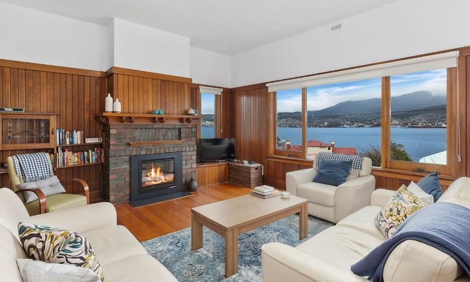 Bellerive Haus | Bellerive Bluff Magic - A Tranquil Panoramic Escape