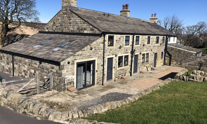 Lumbutts Hütte | BESS COTTAGE, romantic, with a garden in Cragg Vale