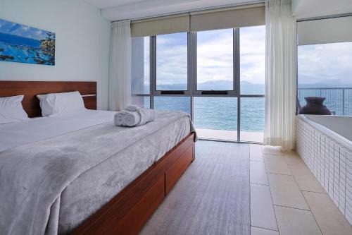 Nelly Bay Wohnung | Best at Bright Point Absolute Waterfront Apartment