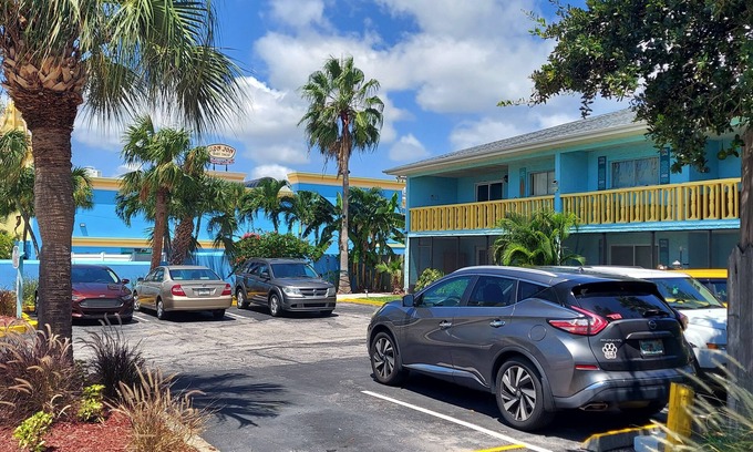 Cocoa Beach Villa | Urlaub mit Hund Marion Lane Suites. Tolle Lage von Ron Jons und Beach. Rufen Sie uns an.