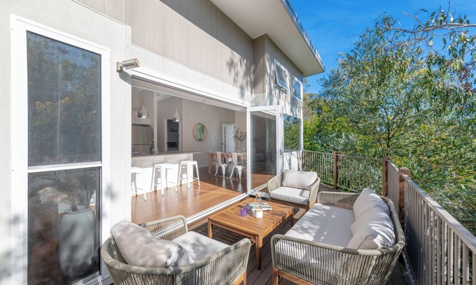 Murrays Beach Haus | Best of both worlds, Lake and beaches in beautiful Murrays Beach (Pet-Friendly)