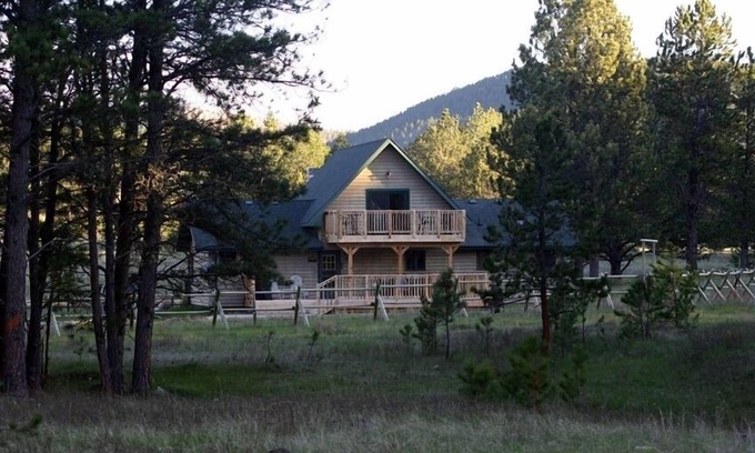 Custer Haus | Das Beste aus beiden Welten - Wildnis ~ und ~ Komfort