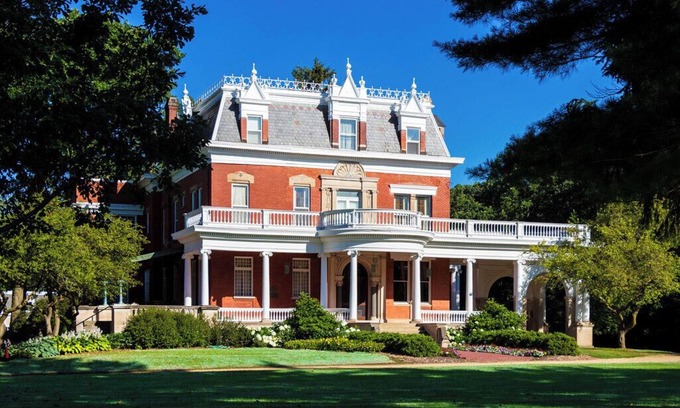 DeKalb Haus | Best Pick! Pet-friendly Unit, with Free Parking, Seasonal Outdoor Pool!