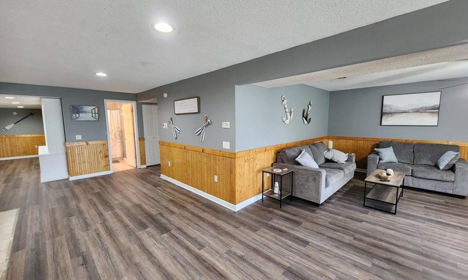 Goreville Haus | Best sunset views on the lake, renovated 3 bedrooms, 2 bath sleeps 8 people.