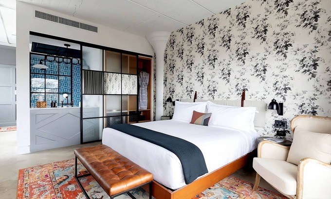 South Main Historic District Hotel | Best Value, Quality Stay! Pets Allowed, Minutes to Fire Museum of Memphis