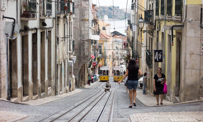 Misericordia Wohnung | Bica Mansarde im historischen Teil des Bezirks São Paulo mit Blick auf den Tejo