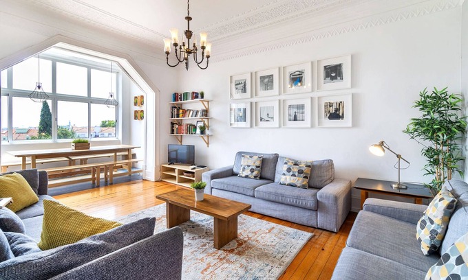 Principe Real Wohnung | CENTRAL 8 ROOMS, 27 GUESTS, With Terrace