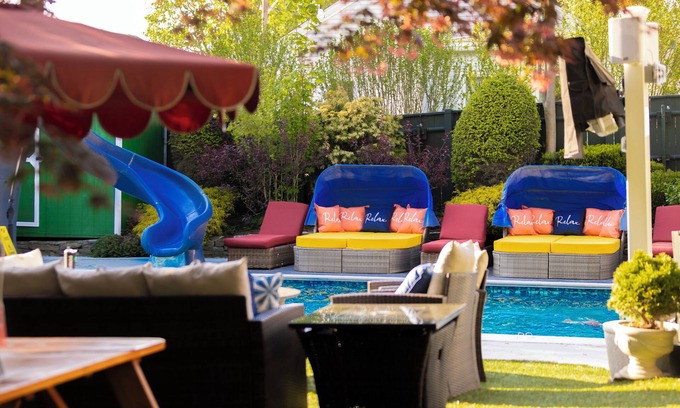 Elmhurst Haus | BIG HEATED SALT WATER POOL & HOT TUB 3 MIN TO DOWNTOWN 13 BEDS 3 BATHS