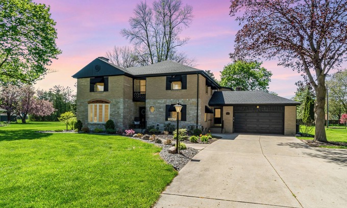 Saginaw Haus | Big House with game room, ideal for gathering, centrally located, large yard