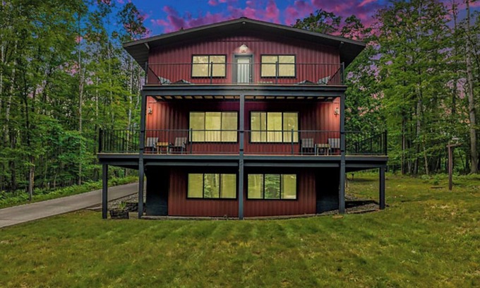 Canadian Lakes Haus | Big Red! Modern clubhouse with Hot Tub! Walking distance to Castle - 4 bedrooms
