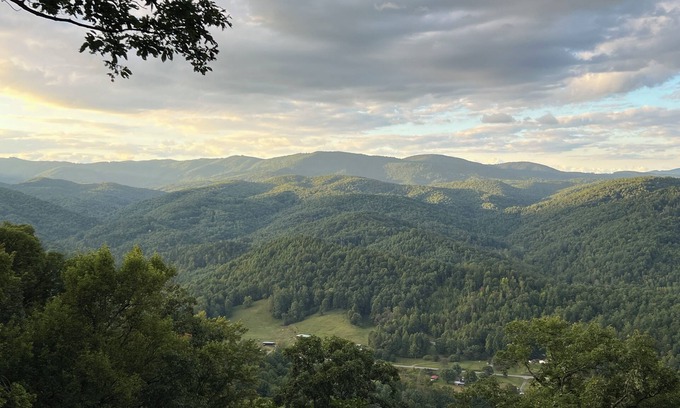 Purlear Kabine | Big Views & Seclusion at Chalk Dust Overlook - Newly Renovated Cabin in Purlear