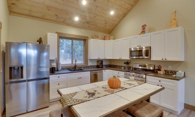 Woods Bay Haus | Bigfork Cottage with Lake Views 5 Mi to Downtown