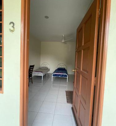 Gua Hotel | Bilik 3 Katil Single Aircond Pekan