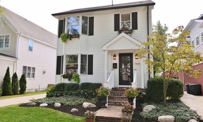 Birmingham Haus | Birmingham Michigan, schicker Spaziergang zum Down Town Tree gesäumten privaten Hinterhof