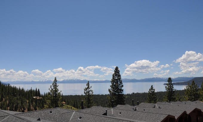 Incline Village Haus | Bitterbrush - 400 Fairview Boulevard - very close to Diamond Peak and beaches - WSTR21-0086 - Tax ID W4900 - Max 7 people, 2 cars parking in carports