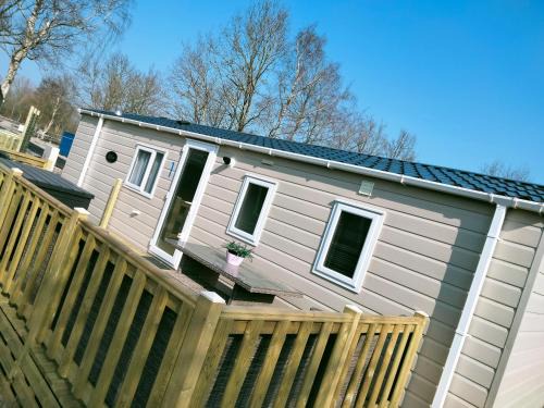 Lauwersoog Skihütte | BJ Chalets - De Rug 1 - Vakantiepark Lauwersoog - LUXE chalet met vaatwasser! Vroege incheck!