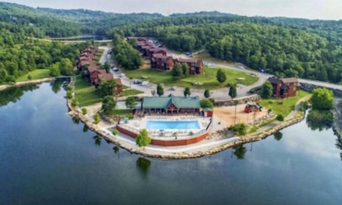 Reeds Spring Kabine | Black Bear Cabin! Gated golf course & 4.5 Miles from Silver Dollar City!