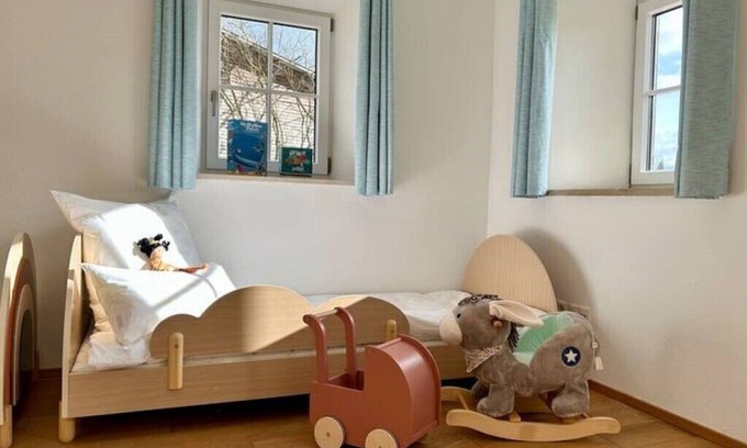 Stephanskirchen Wohnung | Black Horse Family Appartement. Kinderzimmer, Kinderwagen, Babybett. Alles da!