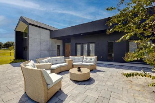 Clermont Haus | Black Sheep Hideaway Modern Countryside Serenity