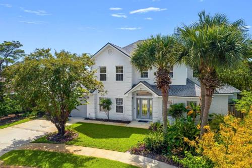 Avalon Beach Estates Haus | Blanc Bao With Pool And Pickleball