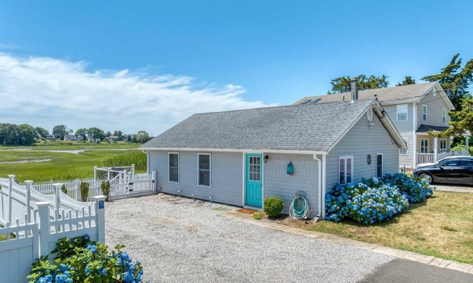 Clinton Haus | Bliss by the Sea - Cozy Beachside Escape