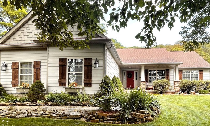 Stahlstown Hütte | Blue Jay's Nest- Private Fern Mountain home. Minutes to ski resorts and Parks.