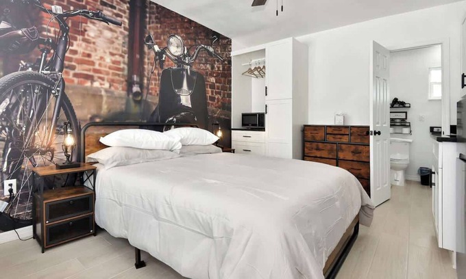 Daytona Beach Shores Hotel | Blue Mist Motel - Room #8