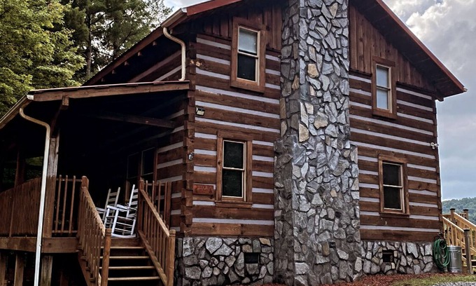 Cana Kabine | Blue Ridge Mountain Family Log Cabin 4 bedroom + Treehouse