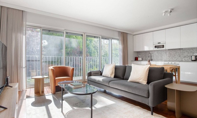 Santa Isabel Wohnung | Blueground | Amoreiras, turnkey home + kitchen