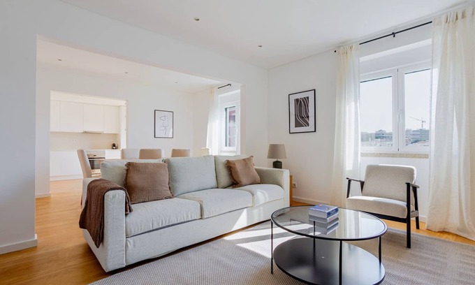 Sao Joao de Deus Wohnung | Blueground | Areeiro, balcony, nr Praça de Londres
