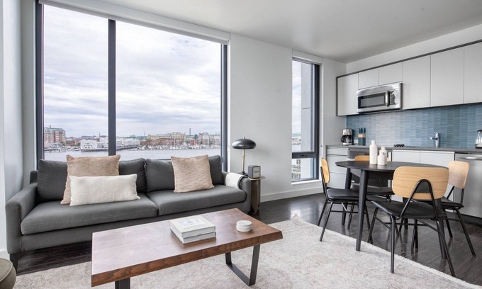 Central-Maverick Square - Paris Street Wohnung | Blueground | Central-Maverick Square, pool, nr Boston Harbor