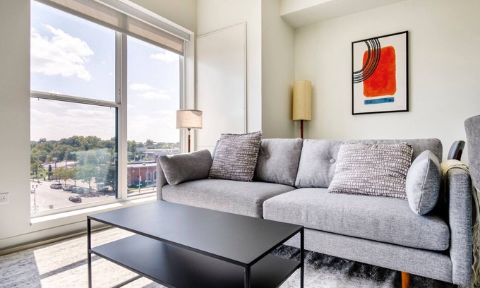 Elmhurst Wohnung | Blueground | Elmhurst, pool, nr Elmhurst Art Museum