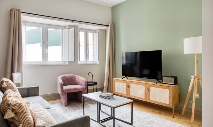Santa Isabel Wohnung | Blueground | Estrela, furnished & equipped
