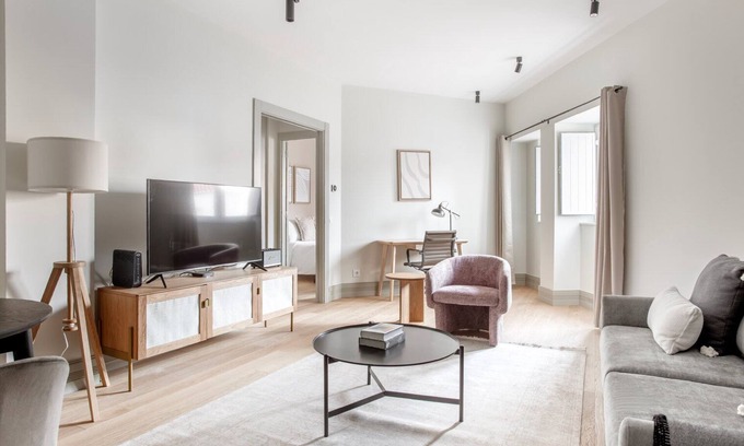 Santa Isabel Wohnung | Blueground | Estrela, kitchen & furniture