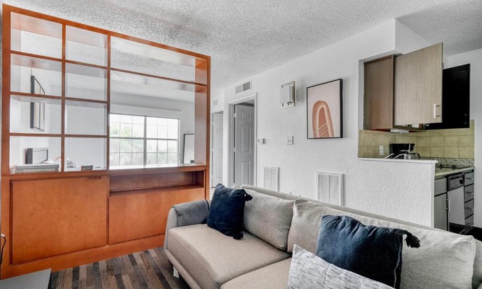 Gateway Wohnung | Blueground Gateway pool gym close to shops ATX-242